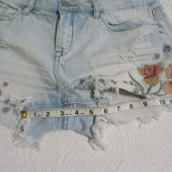 Chelsea and Violet Size 28 Distressed Floral Embroidered Denim Shorts Women Blue - Picture 11 of 12